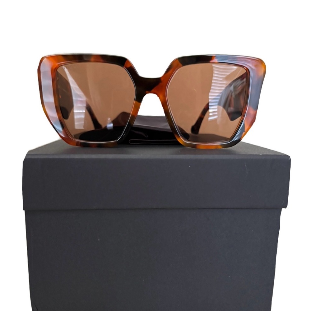 Gucci Logo Oversized Sunglasses